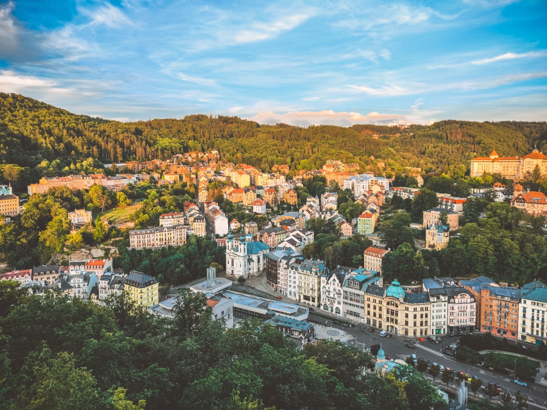 Panoramatický pohled na historické centrum Karlových Varů