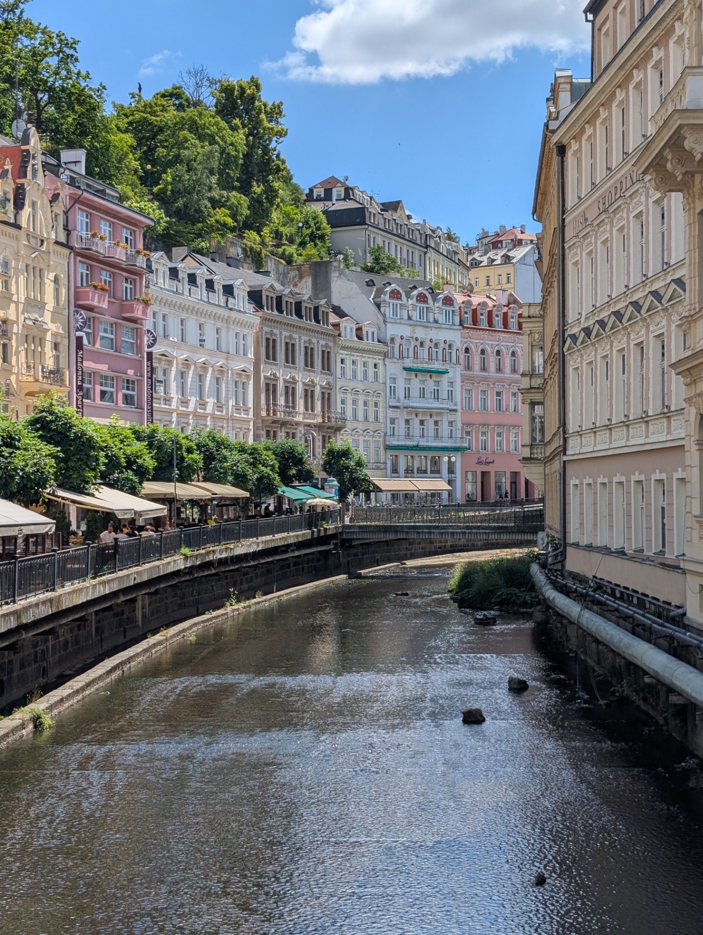 Řeka Teplá a barevné lázeňské domy na Staré Louce v Karlových Varech
