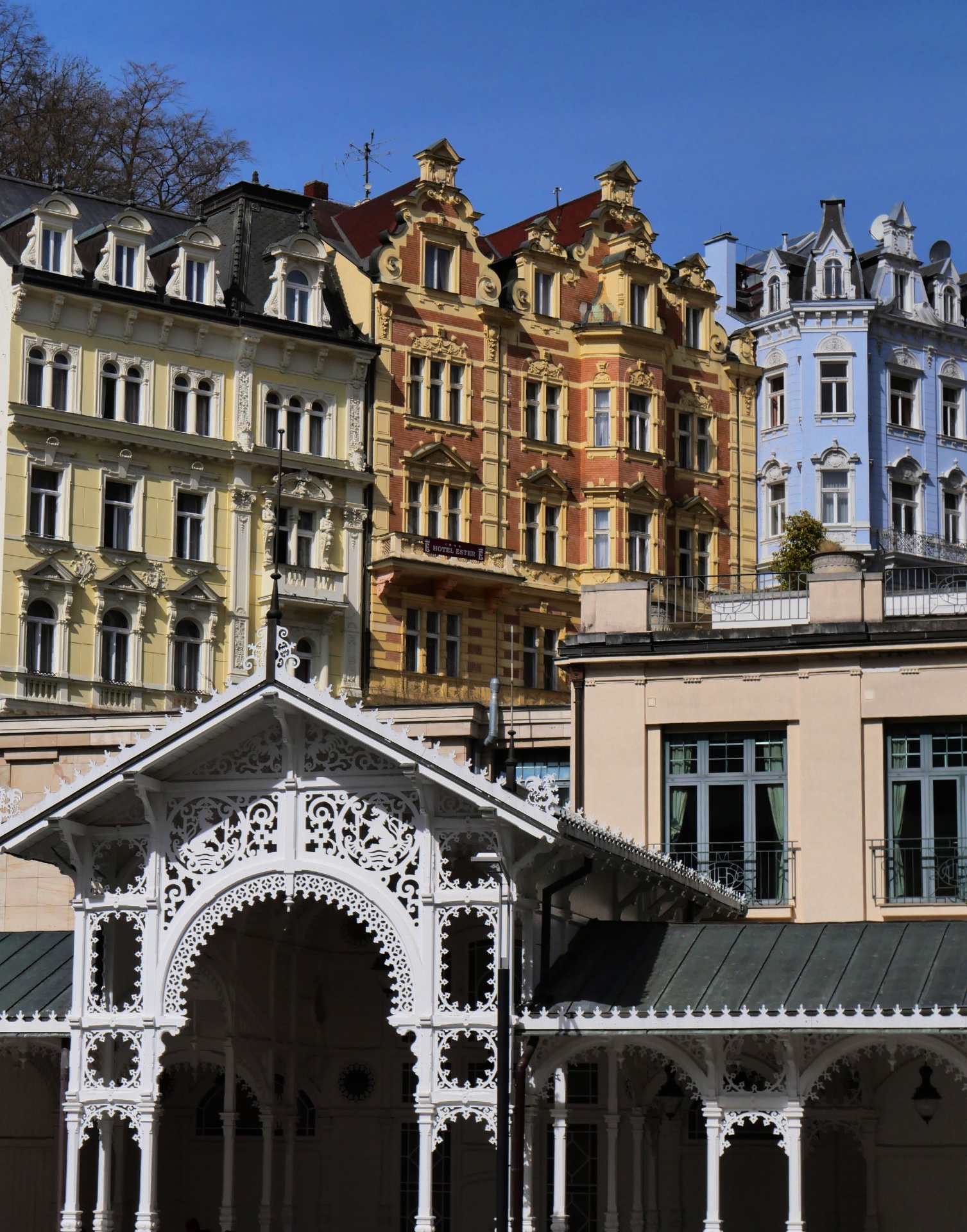Barevné historické fasády lázeňských domů v centru Karlových Varů
